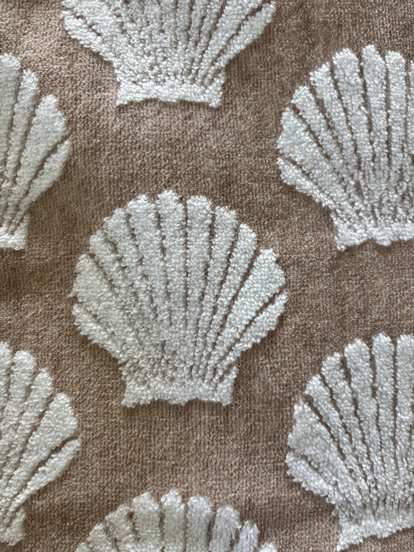 050 Tan with White Shells (M)