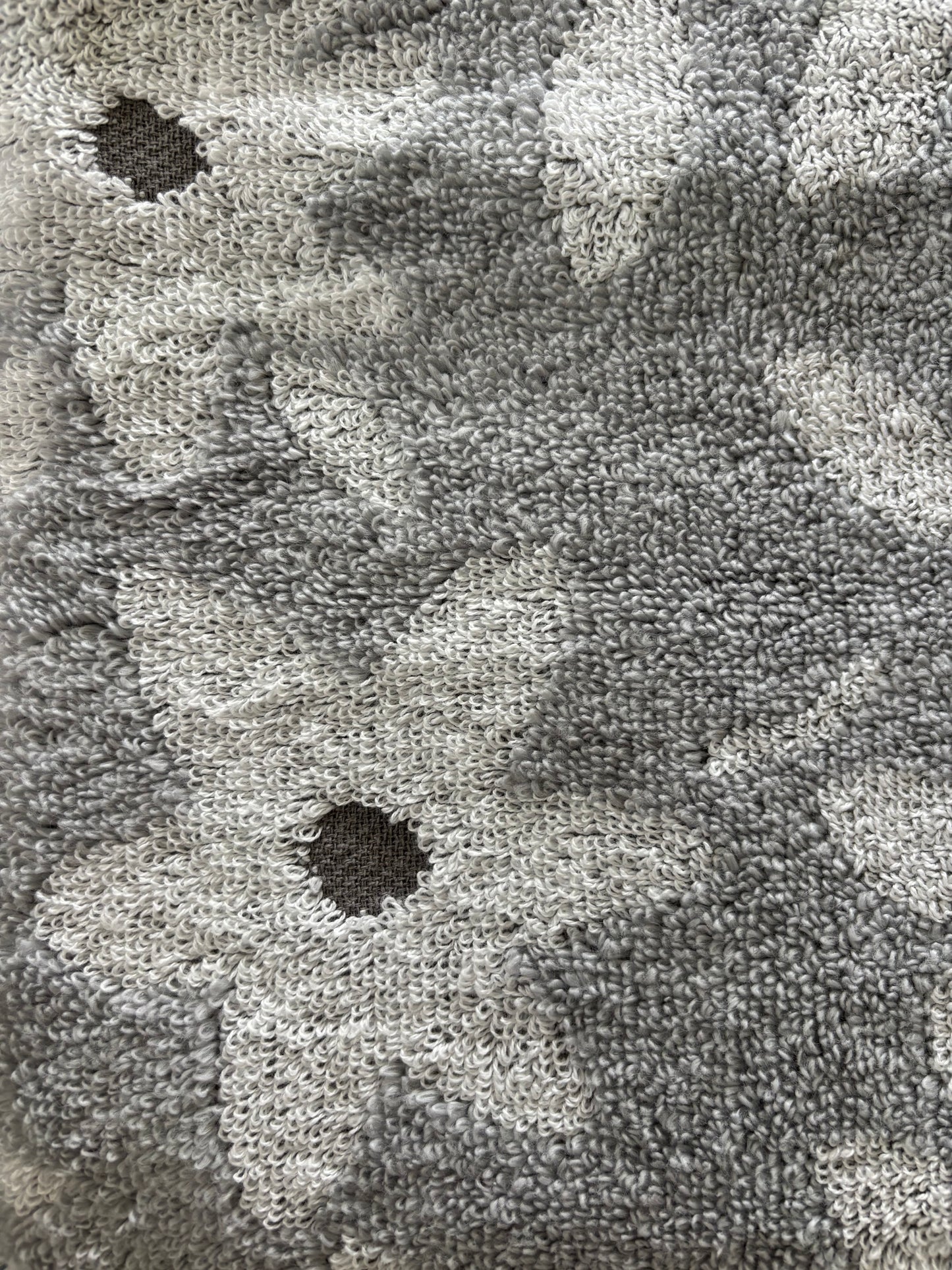 048 Grey Flowers (M)