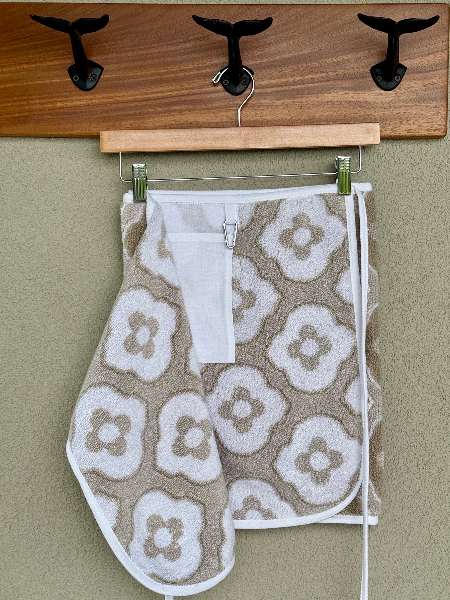 033 Tan Flower Design (M)