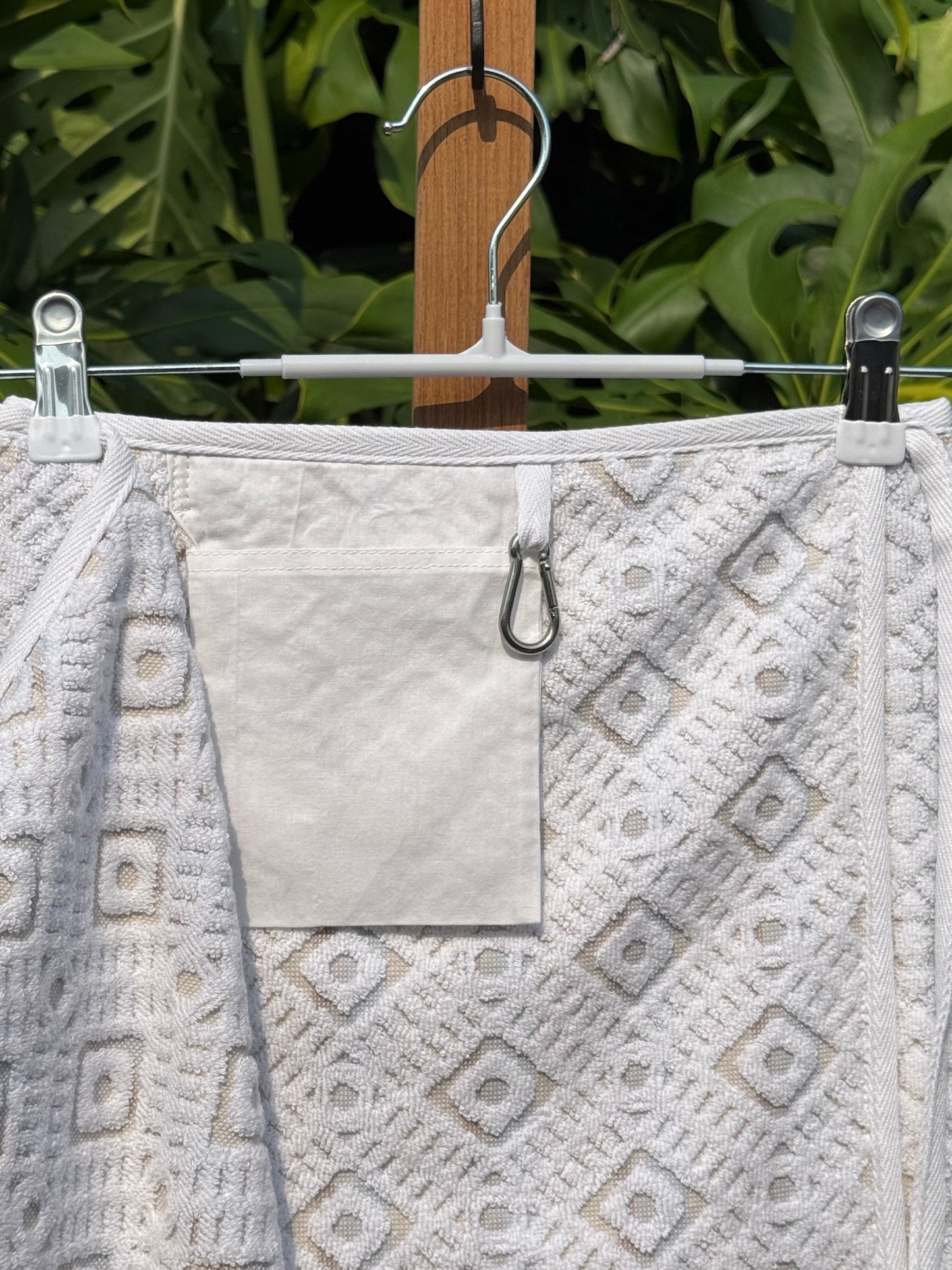 116 White Geometric Design (Medium)