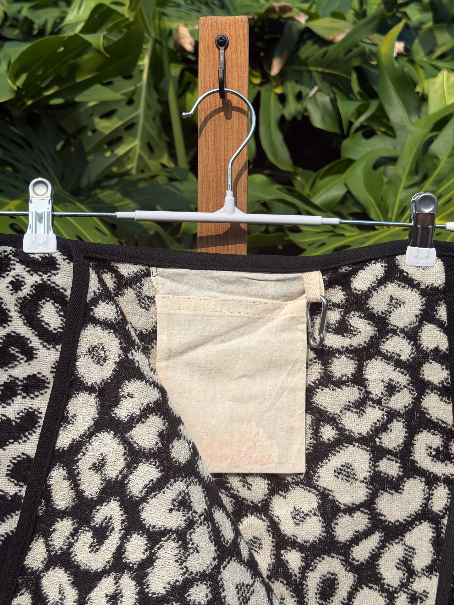118 Black and Cream Leopard (Large)